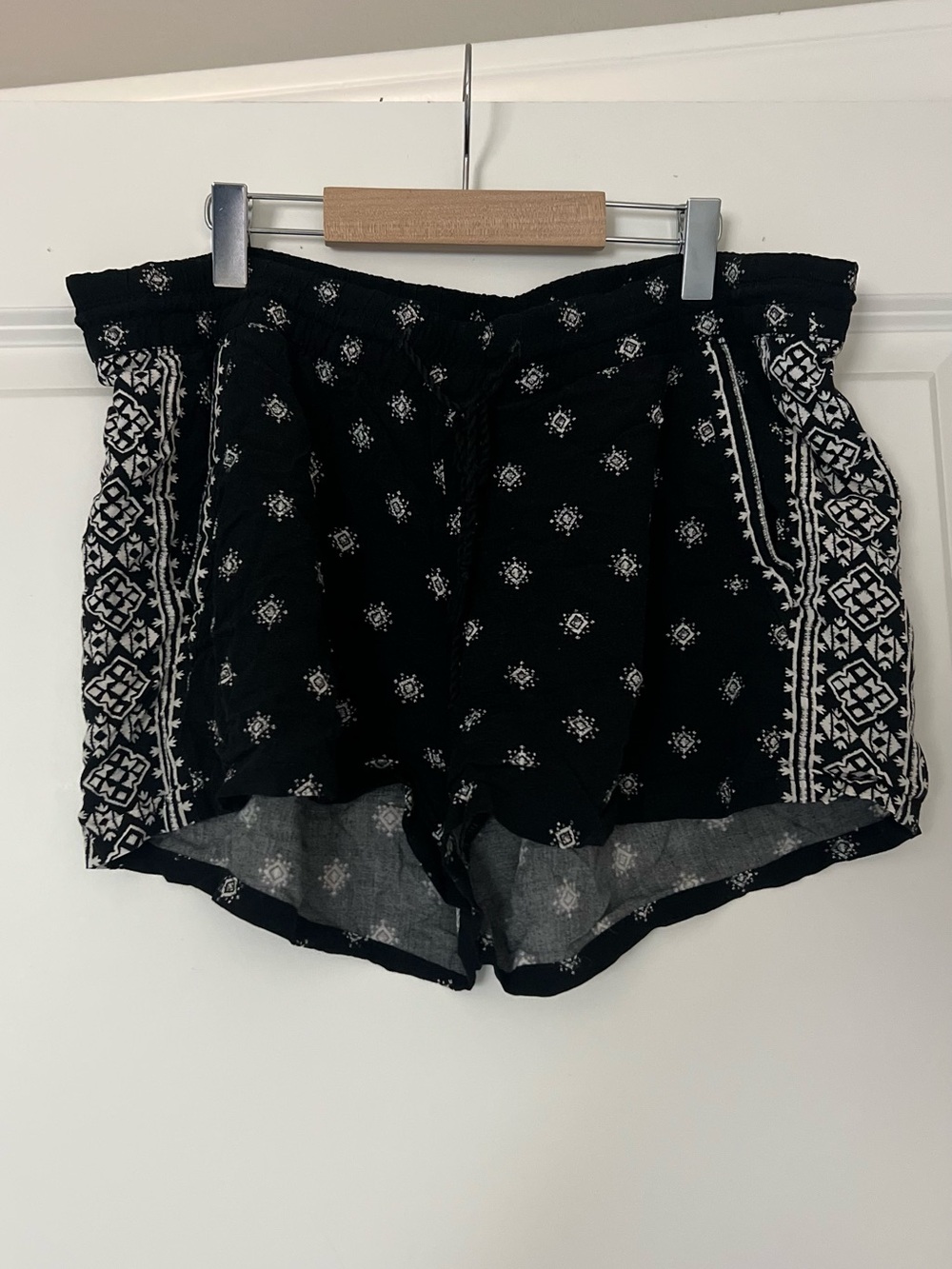 Old Navy Black Patterned Women’s Shorts